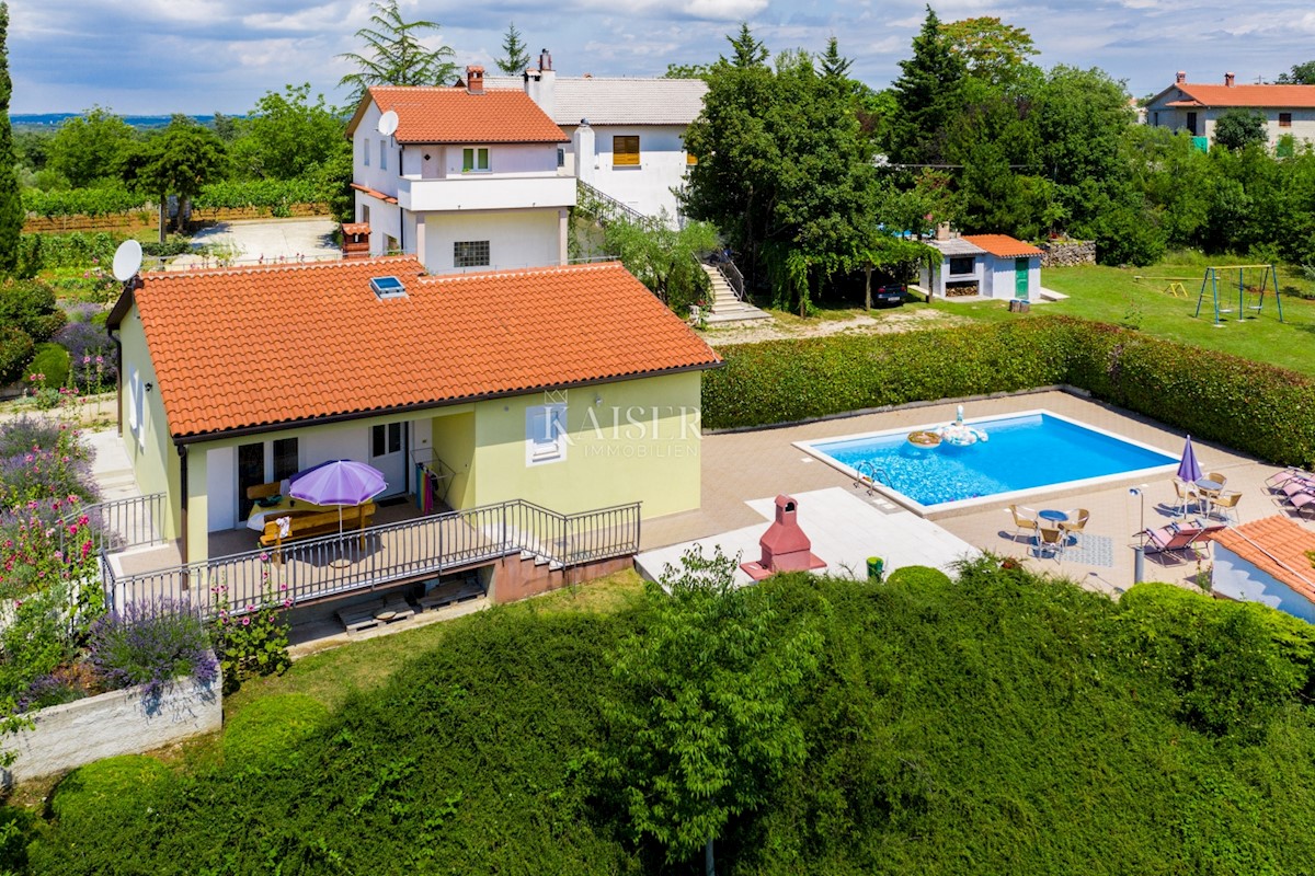 Istria, Gimino - tenuta familiare, 2 case con piscine e 1 ufficio