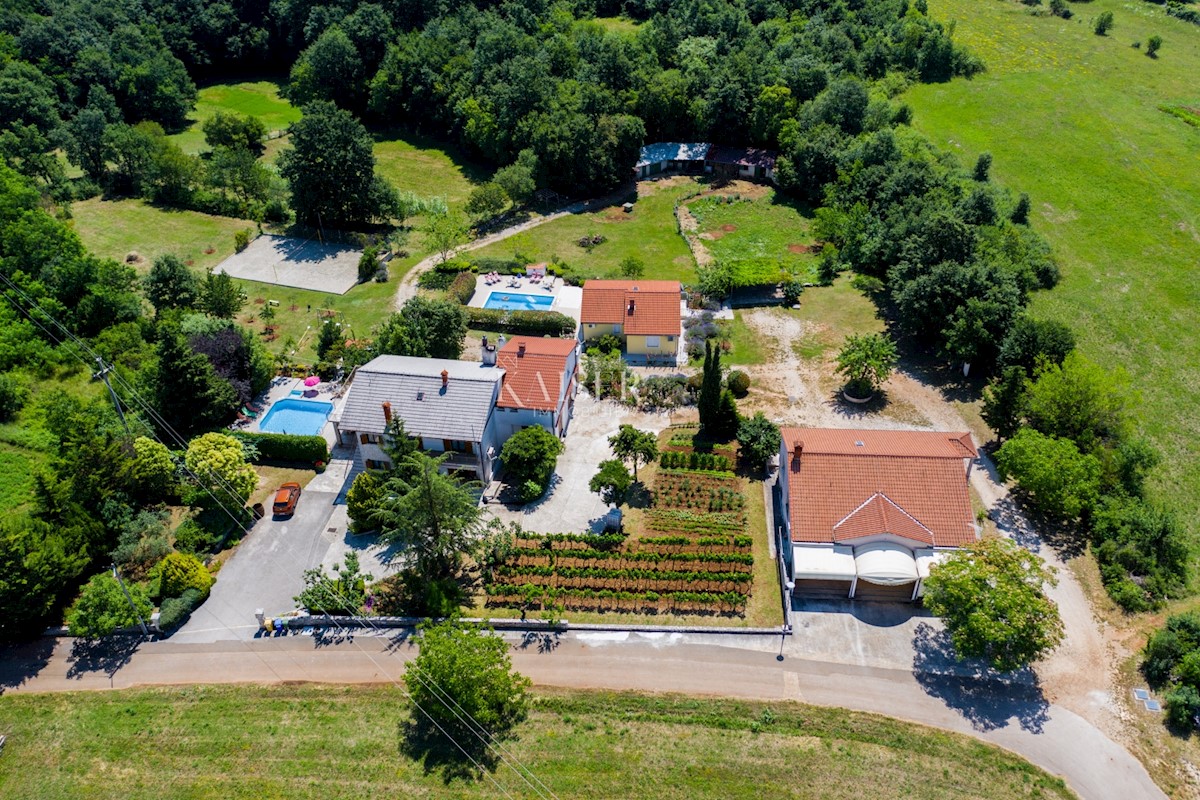 Istria, Gimino - tenuta familiare, 2 case con piscine e 1 ufficio