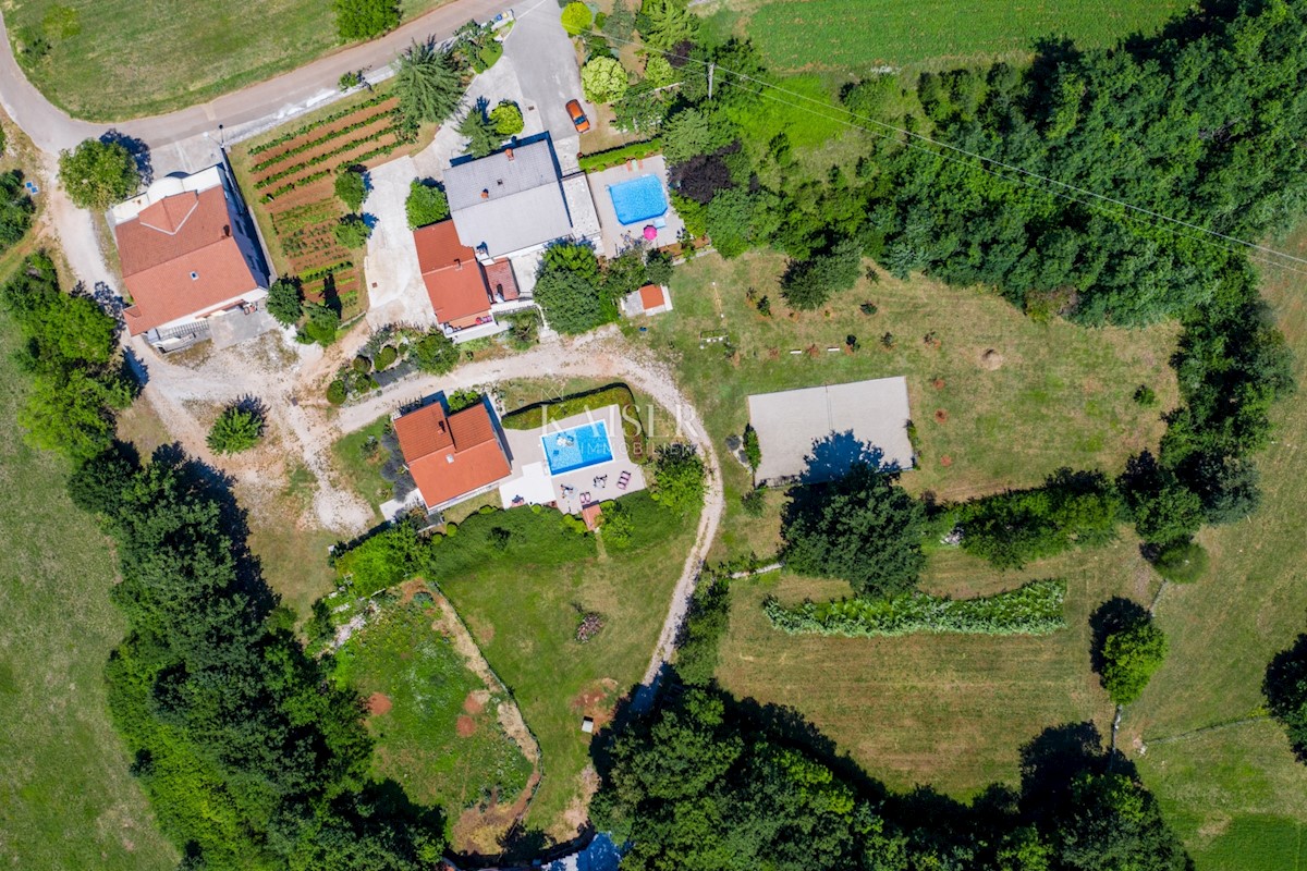 Istria, Gimino - tenuta familiare, 2 case con piscine e 1 ufficio