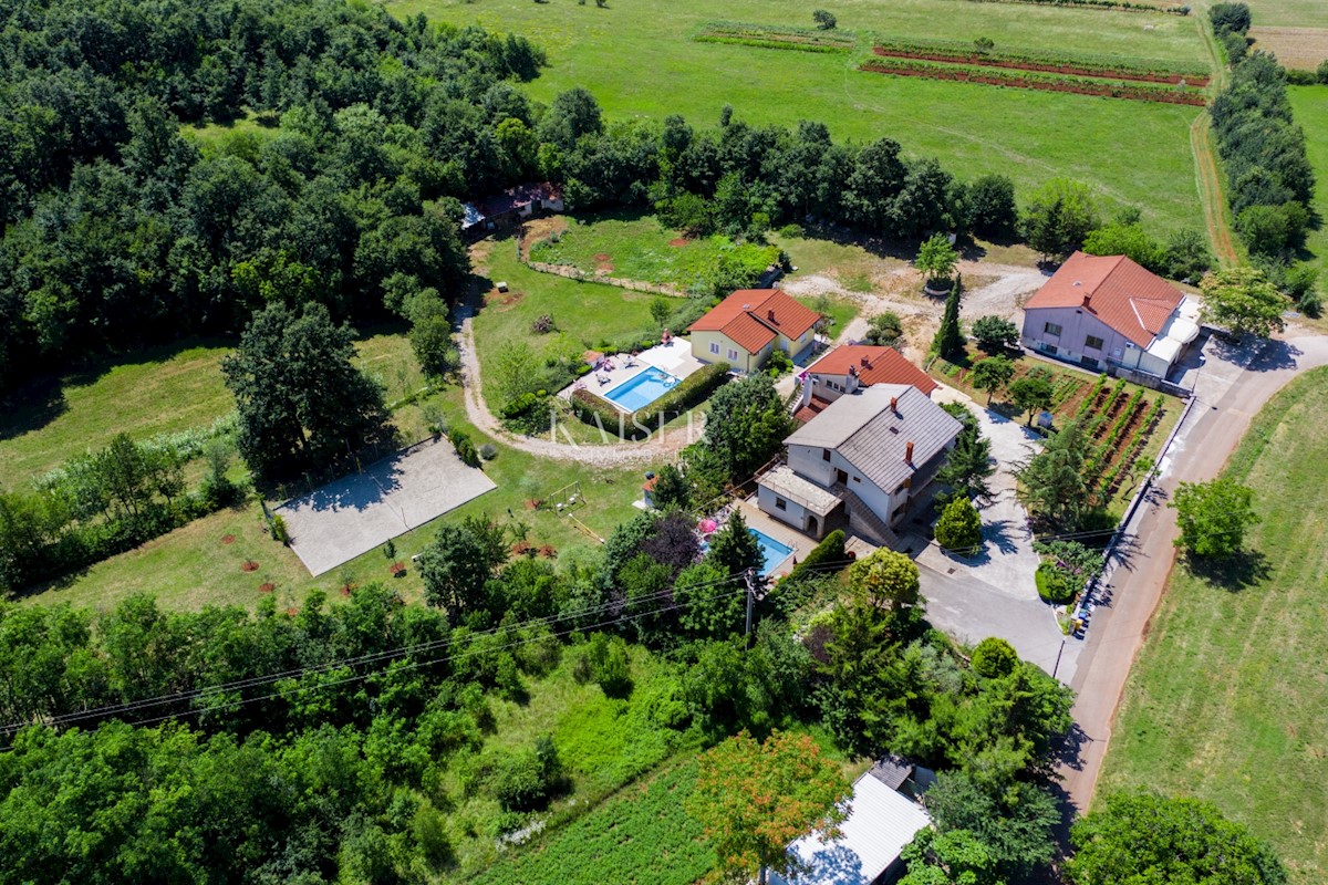 Istria, Gimino - tenuta familiare, 2 case con piscine e 1 ufficio