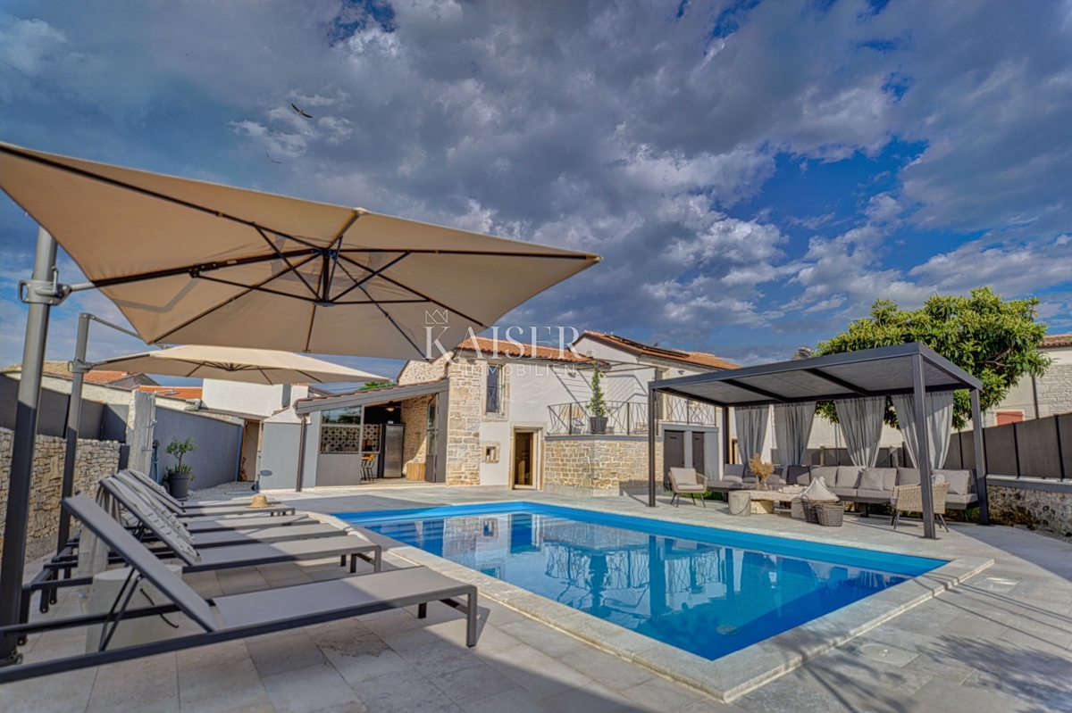 Istria, Sv. Lovreč villa in pietra con piscina