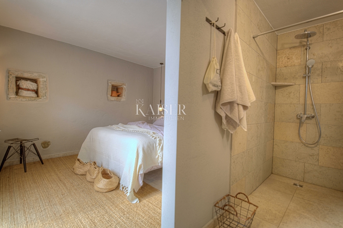 Istria, Sv. Lovreč villa in pietra con piscina