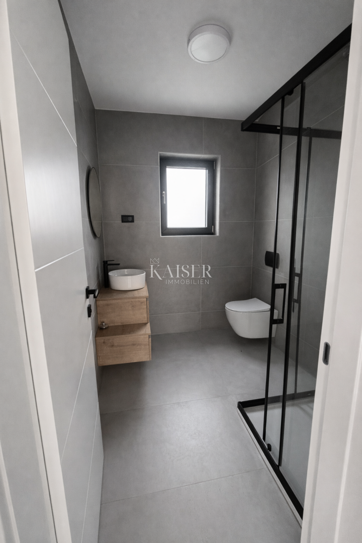 Attraente nuova costruzione con un appartamento a 200 metri dal mare