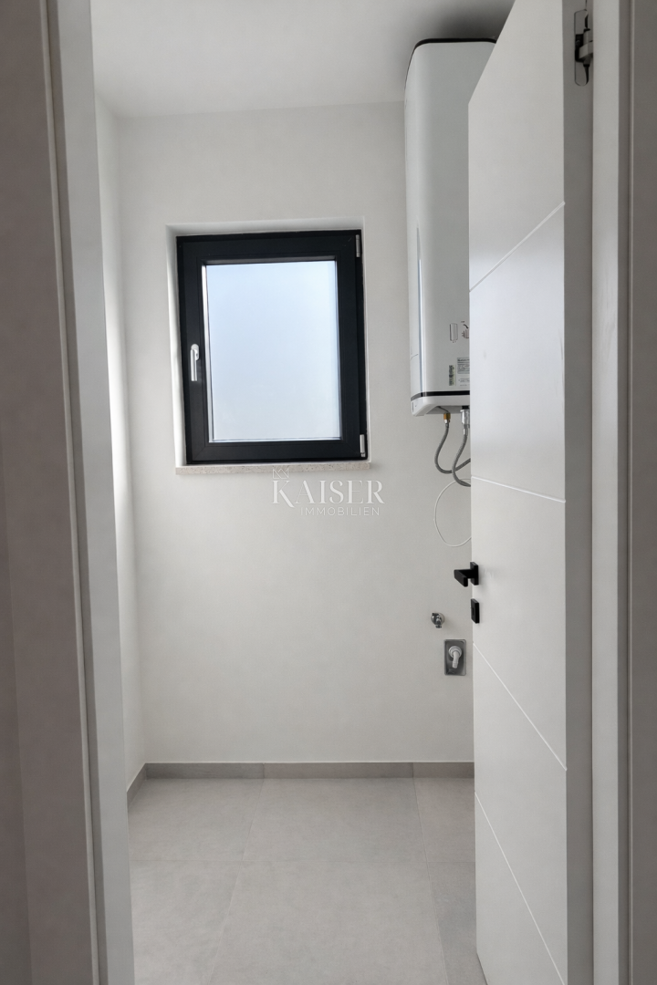 Attraente nuova costruzione con un appartamento a 200 metri dal mare