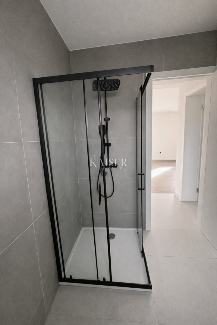 Attraente nuova costruzione con un appartamento a 200 metri dal mare