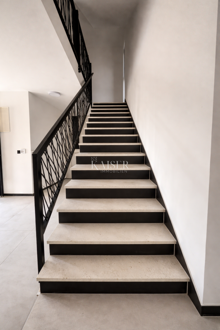 Attraente nuova costruzione con un appartamento a 200 metri dal mare