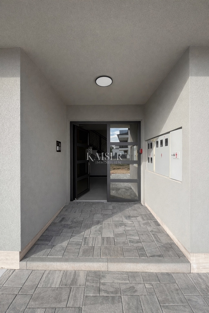 Attraente nuova costruzione con un appartamento a 200 metri dal mare