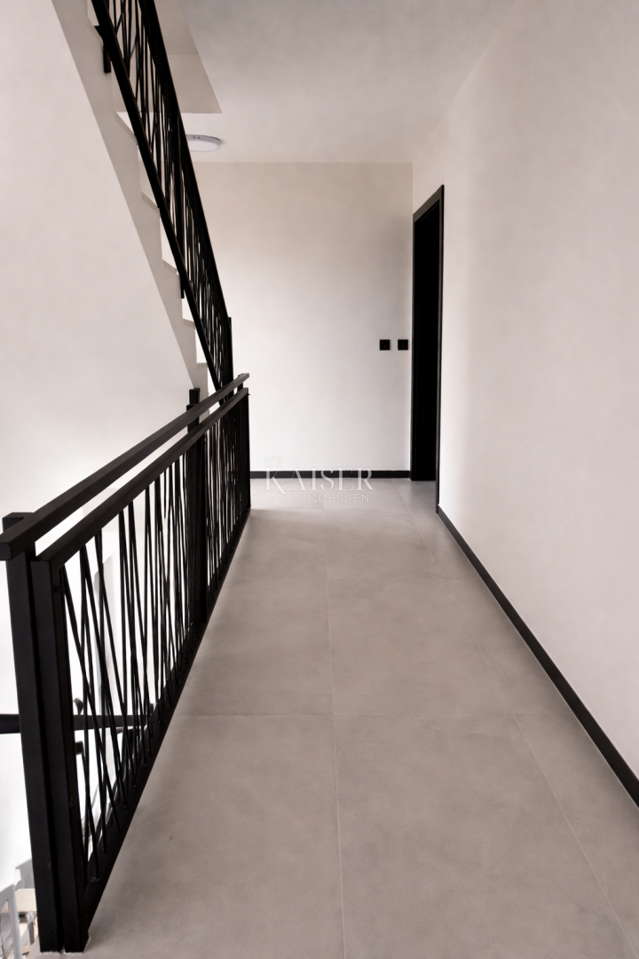 Attraente nuova costruzione con un appartamento a 200 metri dal mare