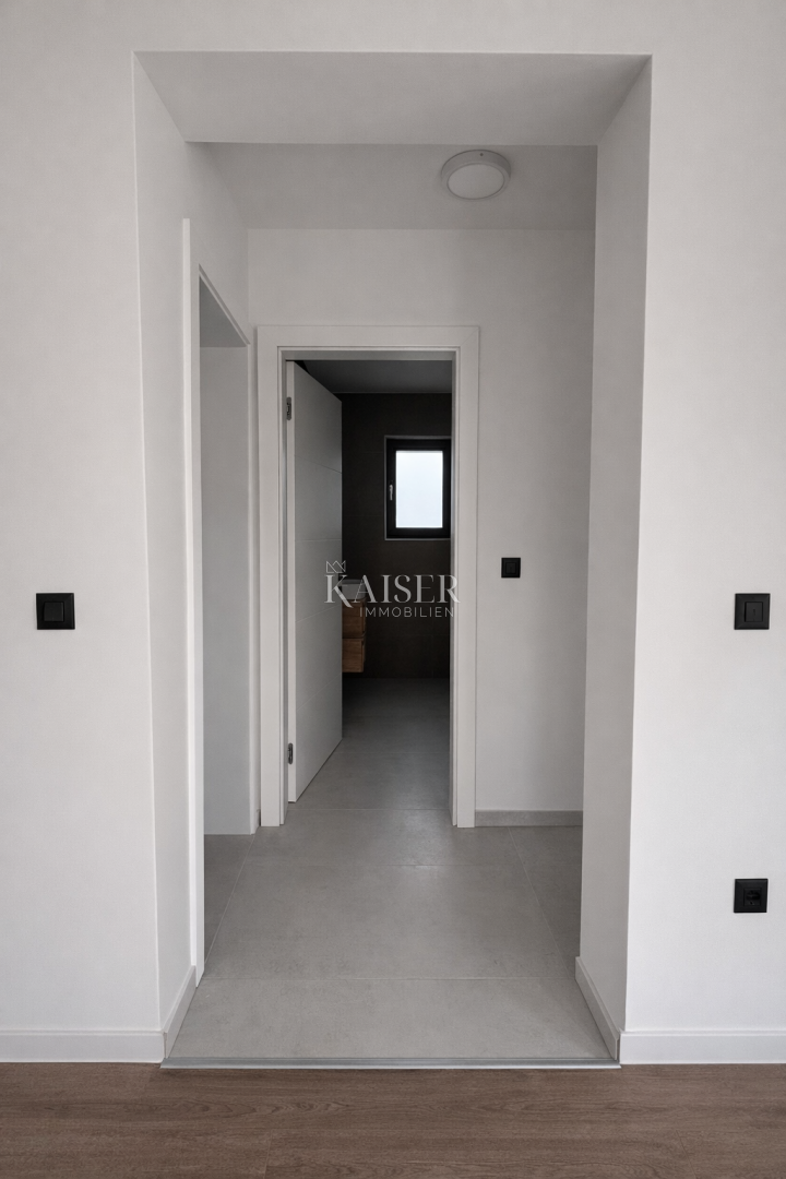 Attraente nuova costruzione con un appartamento a 200 metri dal mare