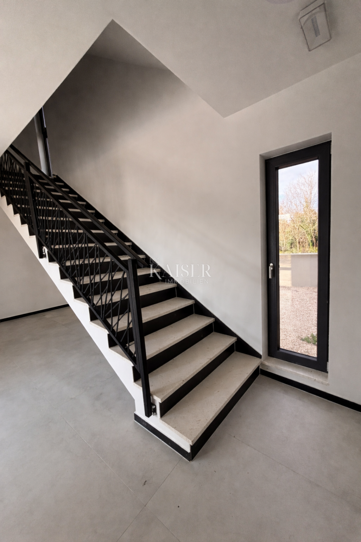 Attraente nuova costruzione con un appartamento a 200 metri dal mare