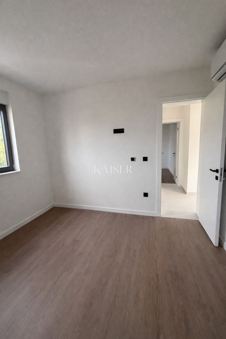 Attraente nuova costruzione con un appartamento a 200 metri dal mare