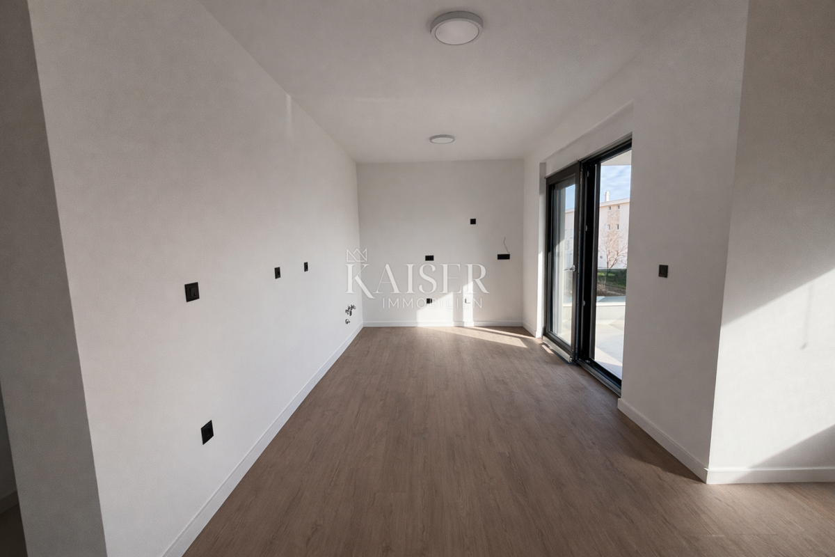 Attraente nuova costruzione con un appartamento a 200 metri dal mare