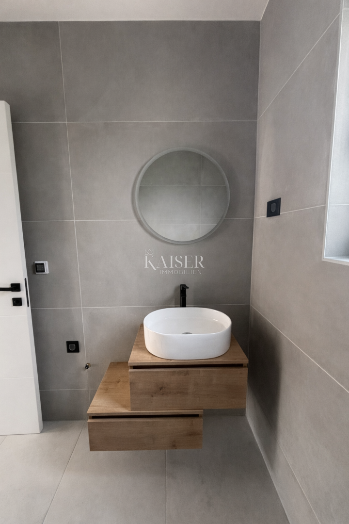 Attraente nuova costruzione con un appartamento a 200 metri dal mare