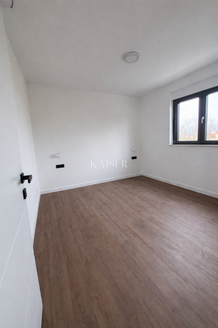 Attraente nuova costruzione con un appartamento a 200 metri dal mare