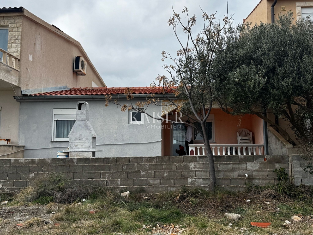 Zara, Vir casa con potenziale a 100 metri dal mare 