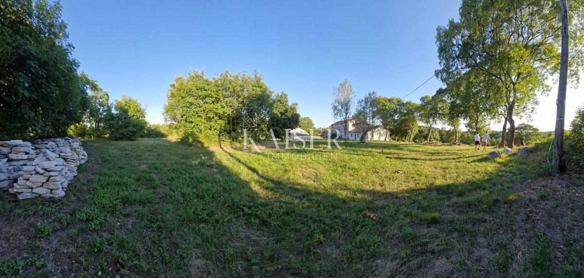 Istria - zona Barban, terreno con permesso di costruire e progetto per una lussuosa villa istriana