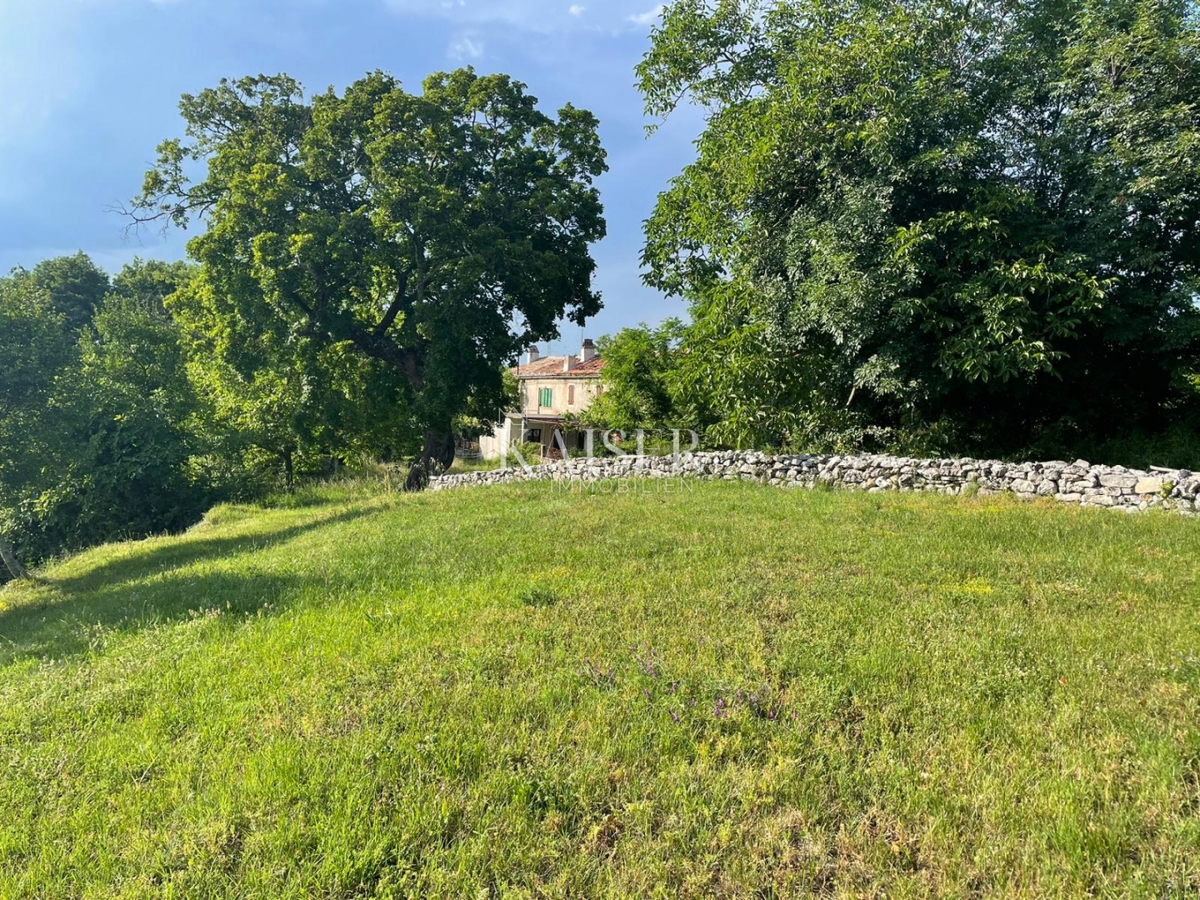 Istria - zona Barban, terreno con permesso di costruire e progetto per una lussuosa villa istriana