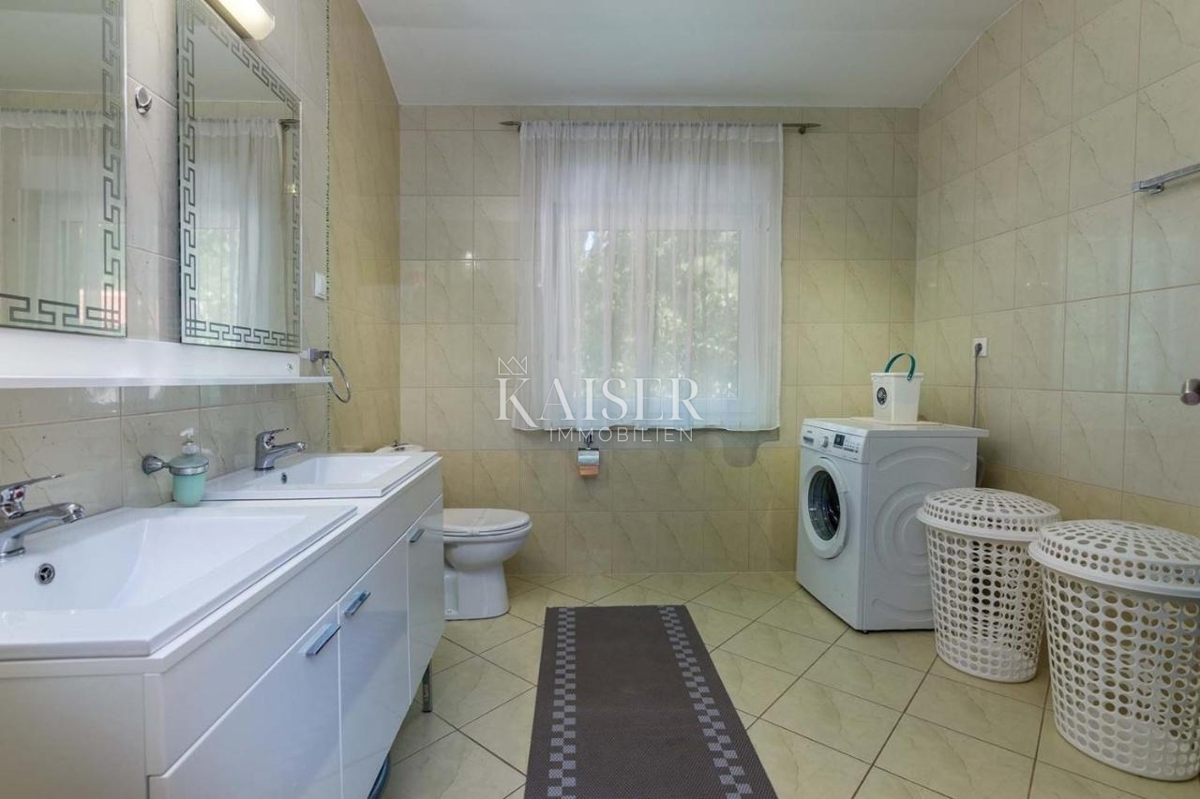Istria, Pola - Casa familiare di 250 m² in posizione attraente con piscina