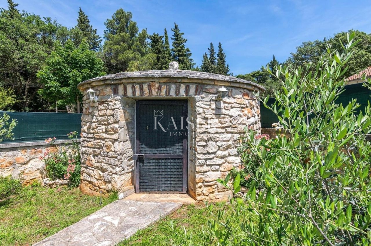 Istria, Pola - Casa familiare di 250 m² in posizione attraente con piscina