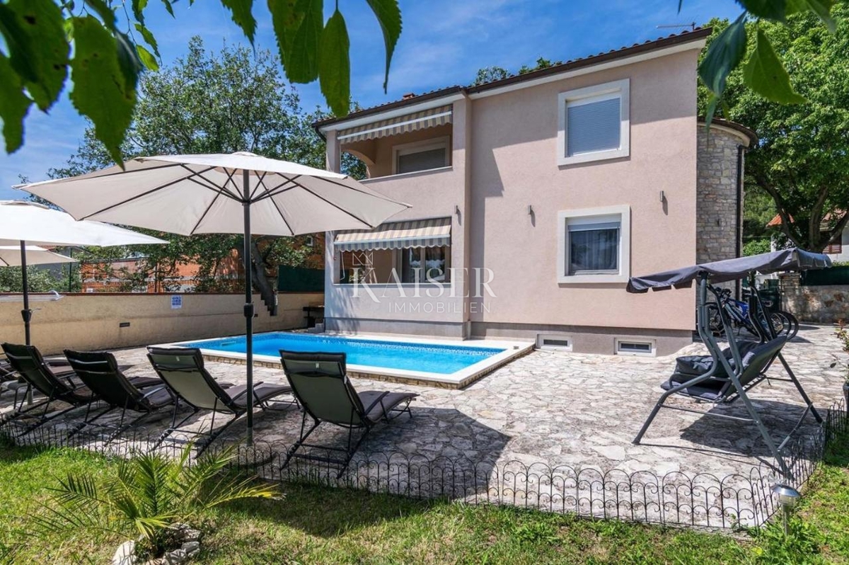 Istria, Pola - Casa familiare di 250 m² in posizione attraente con piscina