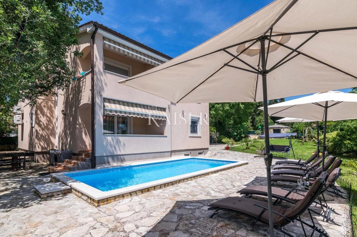 Istria, Pola - Casa familiare di 250 m² in posizione attraente con piscina