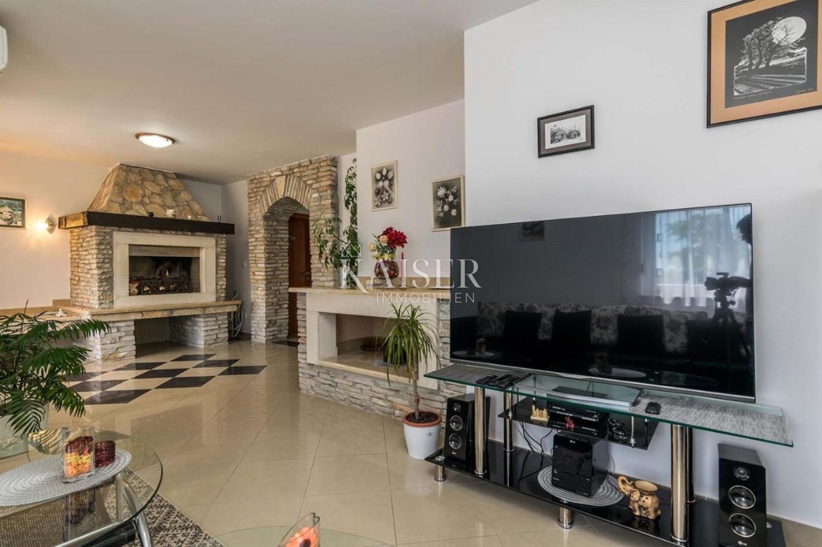 Istria, Pola - Casa familiare di 250 m² in posizione attraente con piscina