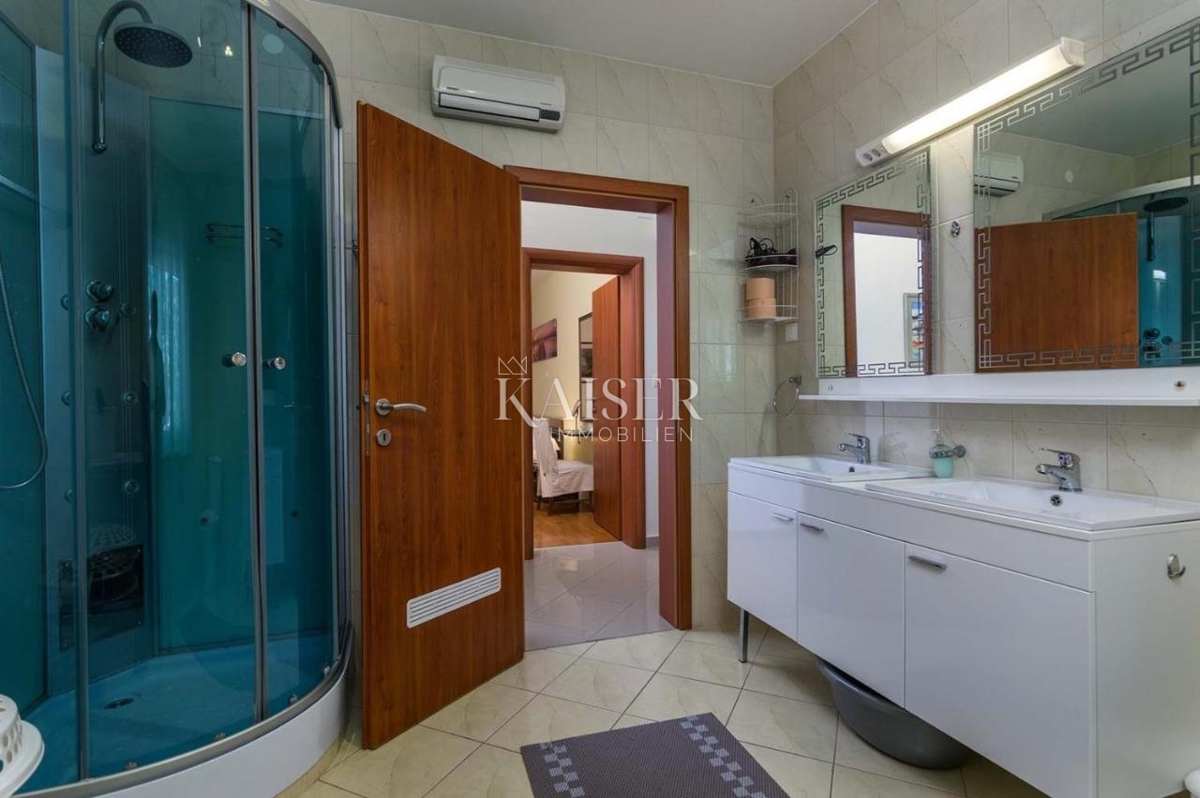 Istria, Pola - Casa familiare di 250 m² in posizione attraente con piscina