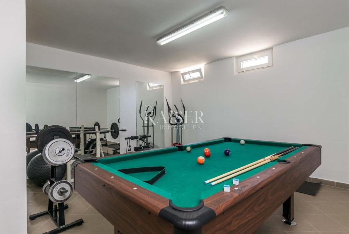 Istria, Pola - Casa familiare di 250 m² in posizione attraente con piscina
