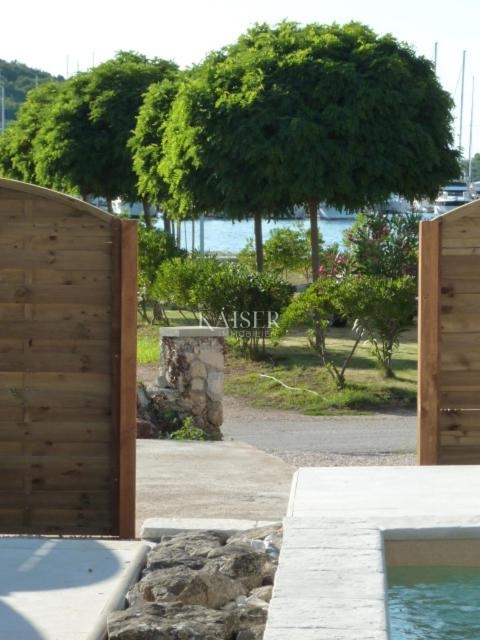 Isola di Ugljan, Sutominšćica - Casa in pietra prima fila al mare