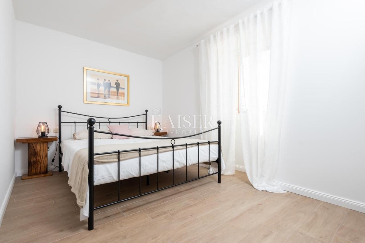 Isola di Ugljan, Sutominšćica - Casa in pietra prima fila al mare