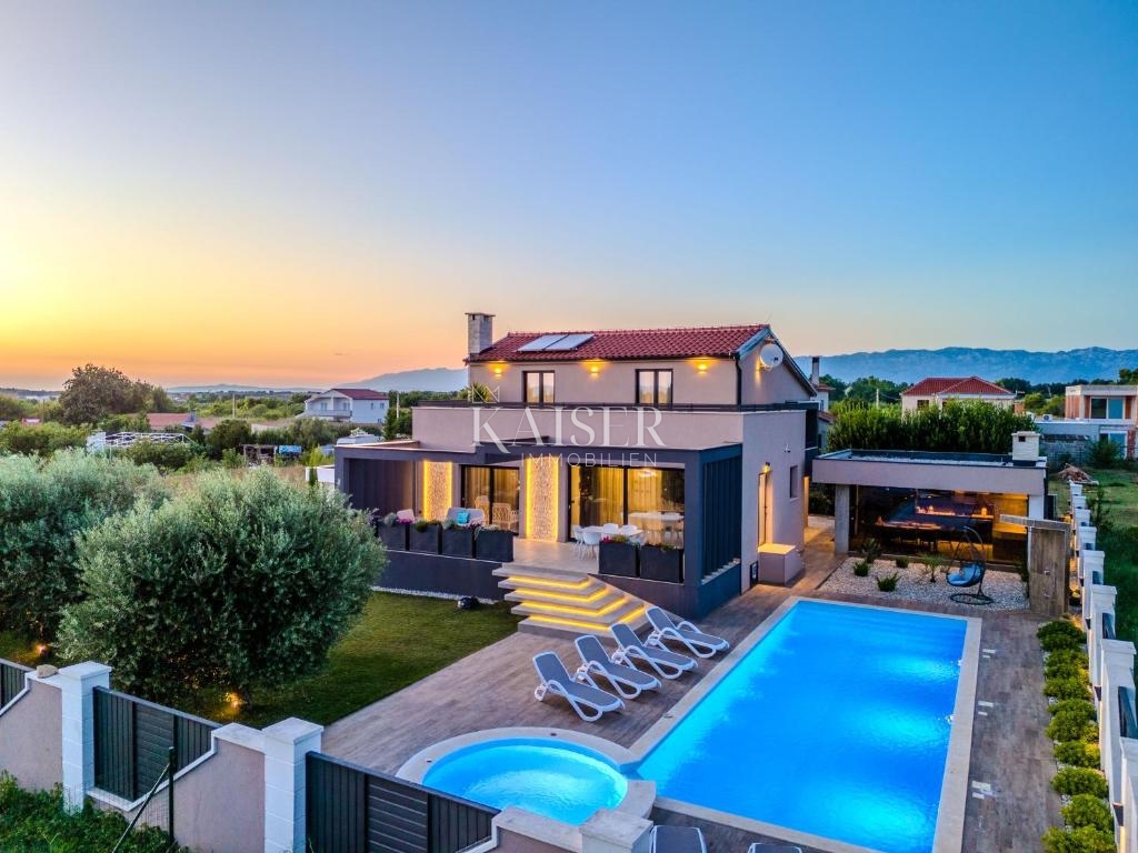 Zara, Privlaka – Villa moderna circondata da ulivi, vigneti e campi infiniti che si fondono con l’orizzonte del mare