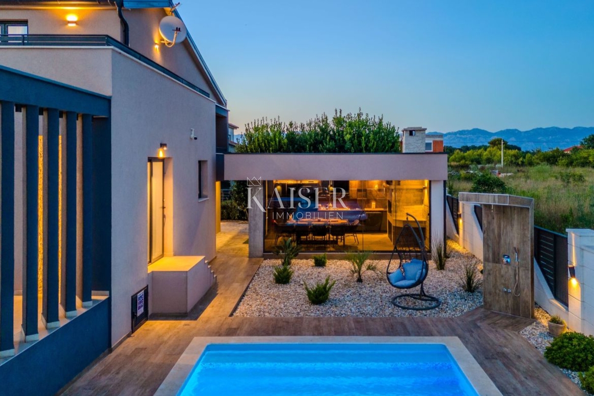 Zara, Privlaka – Villa moderna circondata da ulivi, vigneti e campi infiniti che si fondono con l’orizzonte del mare