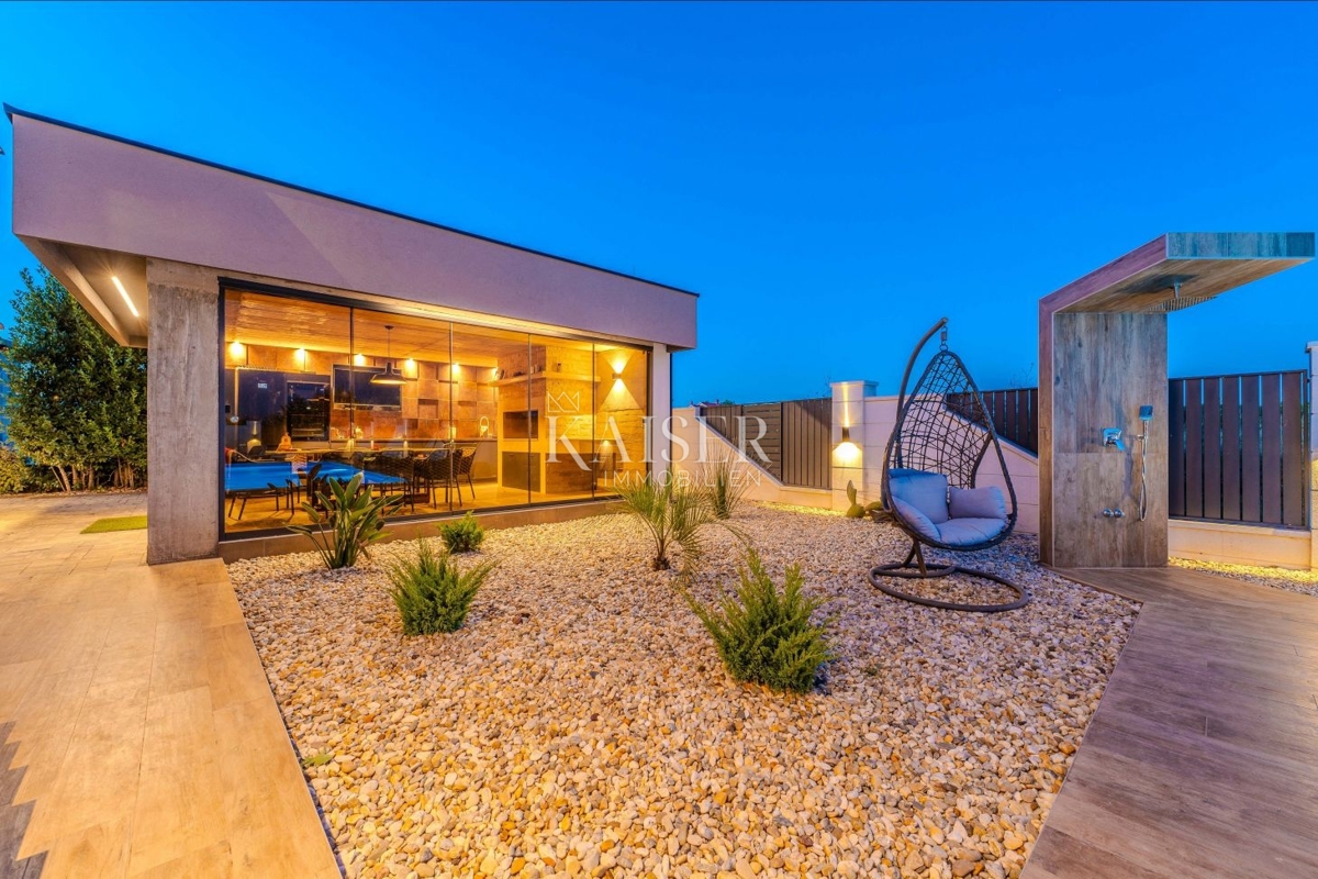 Zara, Privlaka – Villa moderna circondata da ulivi, vigneti e campi infiniti che si fondono con l’orizzonte del mare