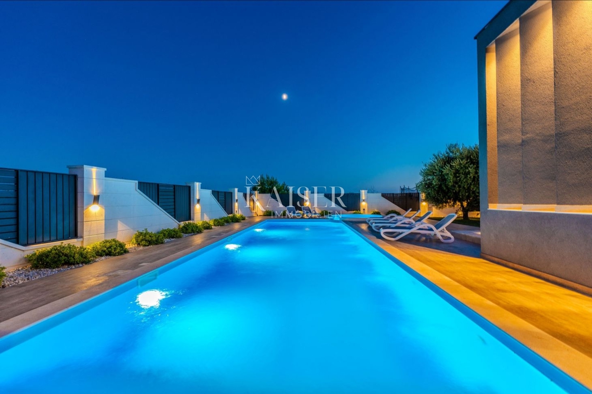 Zara, Privlaka – Villa moderna circondata da ulivi, vigneti e campi infiniti che si fondono con l’orizzonte del mare