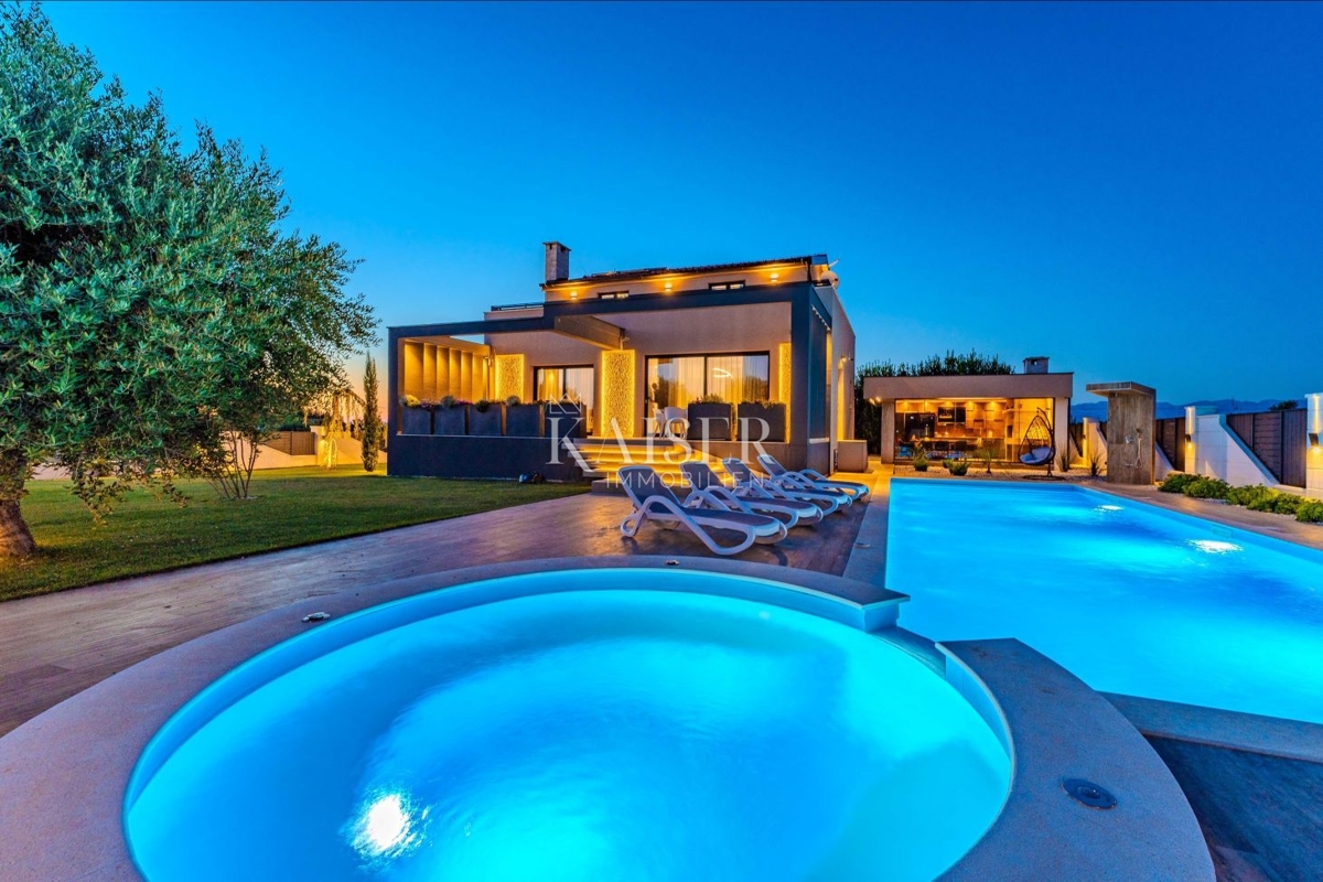 Zara, Privlaka – Villa moderna circondata da ulivi, vigneti e campi infiniti che si fondono con l’orizzonte del mare