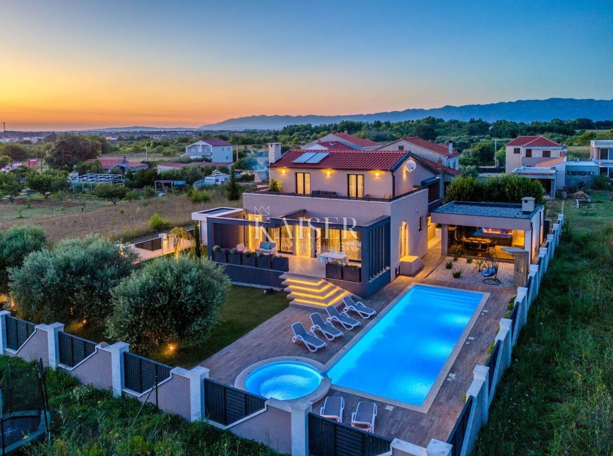 Zara, Privlaka – Villa moderna circondata da ulivi, vigneti e campi infiniti che si fondono con l’orizzonte del mare