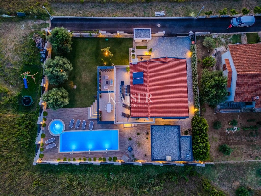 Zara, Privlaka – Villa moderna circondata da ulivi, vigneti e campi infiniti che si fondono con l’orizzonte del mare