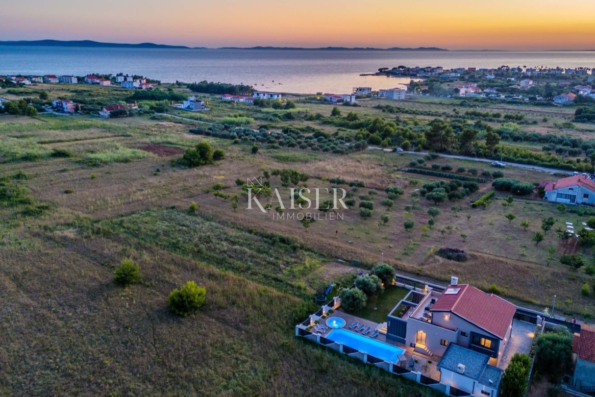 Zara, Privlaka – Villa moderna circondata da ulivi, vigneti e campi infiniti che si fondono con l’orizzonte del mare