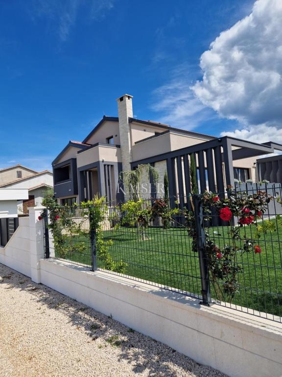 Zara, Privlaka – Villa moderna circondata da ulivi, vigneti e campi infiniti che si fondono con l’orizzonte del mare