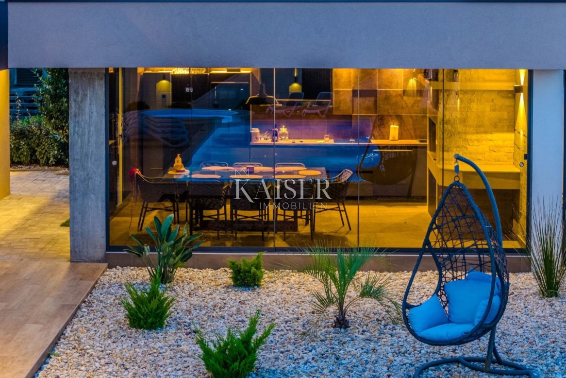 Zara, Privlaka – Villa moderna circondata da ulivi, vigneti e campi infiniti che si fondono con l’orizzonte del mare