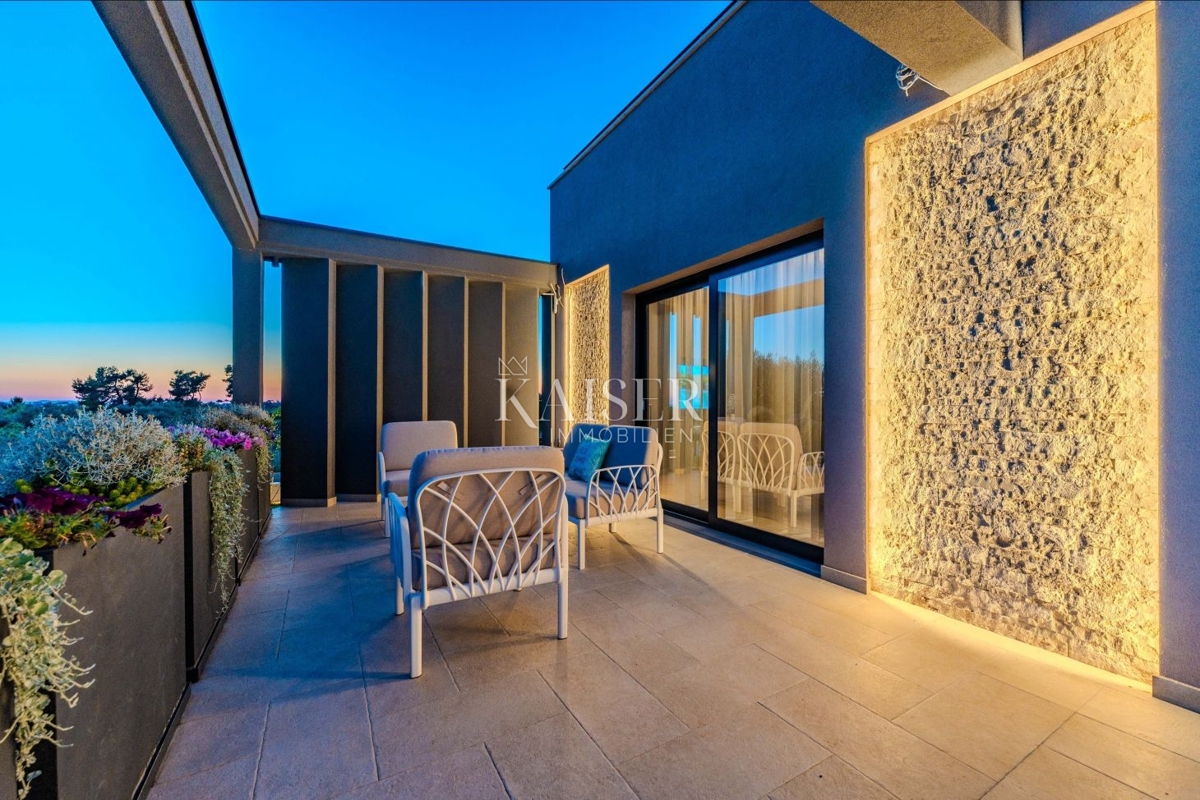 Zara, Privlaka – Villa moderna circondata da ulivi, vigneti e campi infiniti che si fondono con l’orizzonte del mare