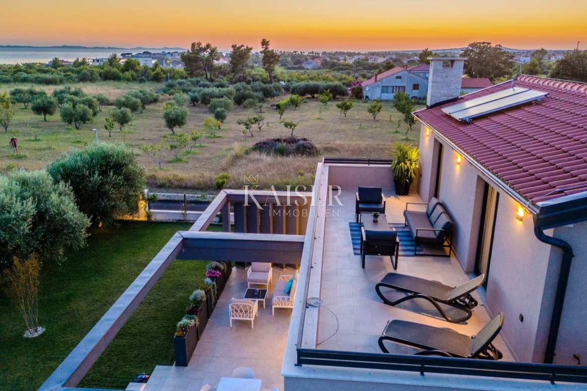 Zara, Privlaka – Villa moderna circondata da ulivi, vigneti e campi infiniti che si fondono con l’orizzonte del mare