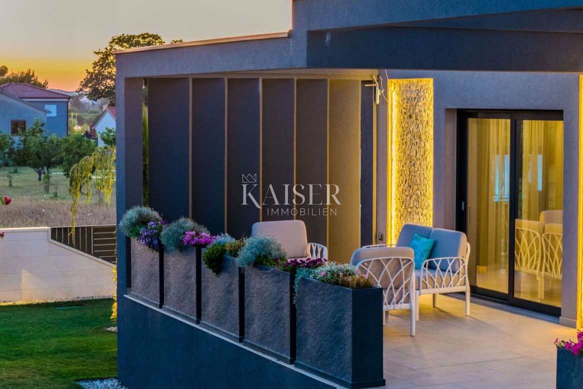 Zara, Privlaka – Villa moderna circondata da ulivi, vigneti e campi infiniti che si fondono con l’orizzonte del mare