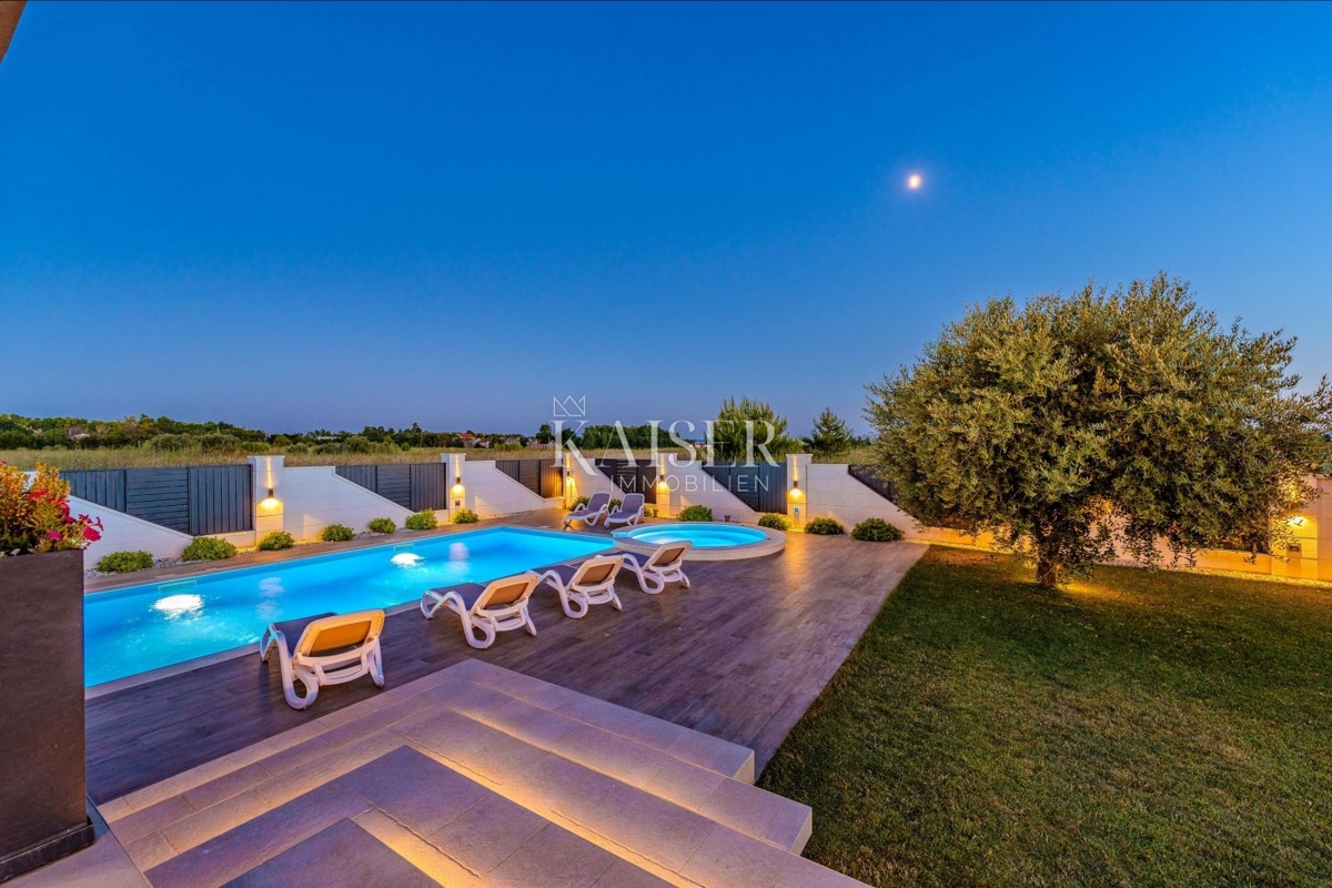 Zara, Privlaka – Villa moderna circondata da ulivi, vigneti e campi infiniti che si fondono con l’orizzonte del mare