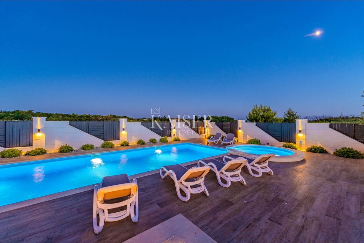 Zara, Privlaka – Villa moderna circondata da ulivi, vigneti e campi infiniti che si fondono con l’orizzonte del mare