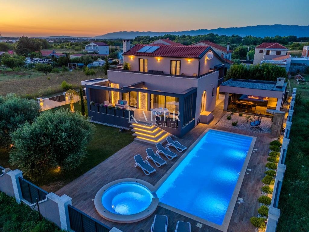 Zara, Privlaka – Villa moderna circondata da ulivi, vigneti e campi infiniti che si fondono con l’orizzonte del mare