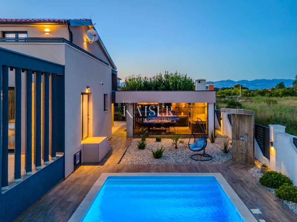 Zara, Privlaka – Villa moderna circondata da ulivi, vigneti e campi infiniti che si fondono con l’orizzonte del mare