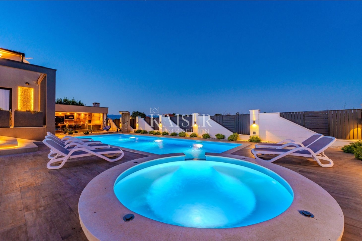 Zara, Privlaka – Villa moderna circondata da ulivi, vigneti e campi infiniti che si fondono con l’orizzonte del mare