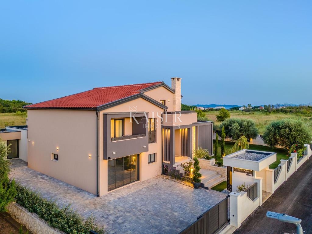 Zara, Privlaka – Villa moderna circondata da ulivi, vigneti e campi infiniti che si fondono con l’orizzonte del mare