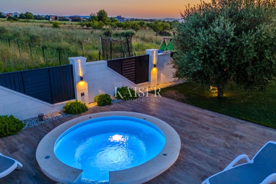 Zara, Privlaka – Villa moderna circondata da ulivi, vigneti e campi infiniti che si fondono con l’orizzonte del mare